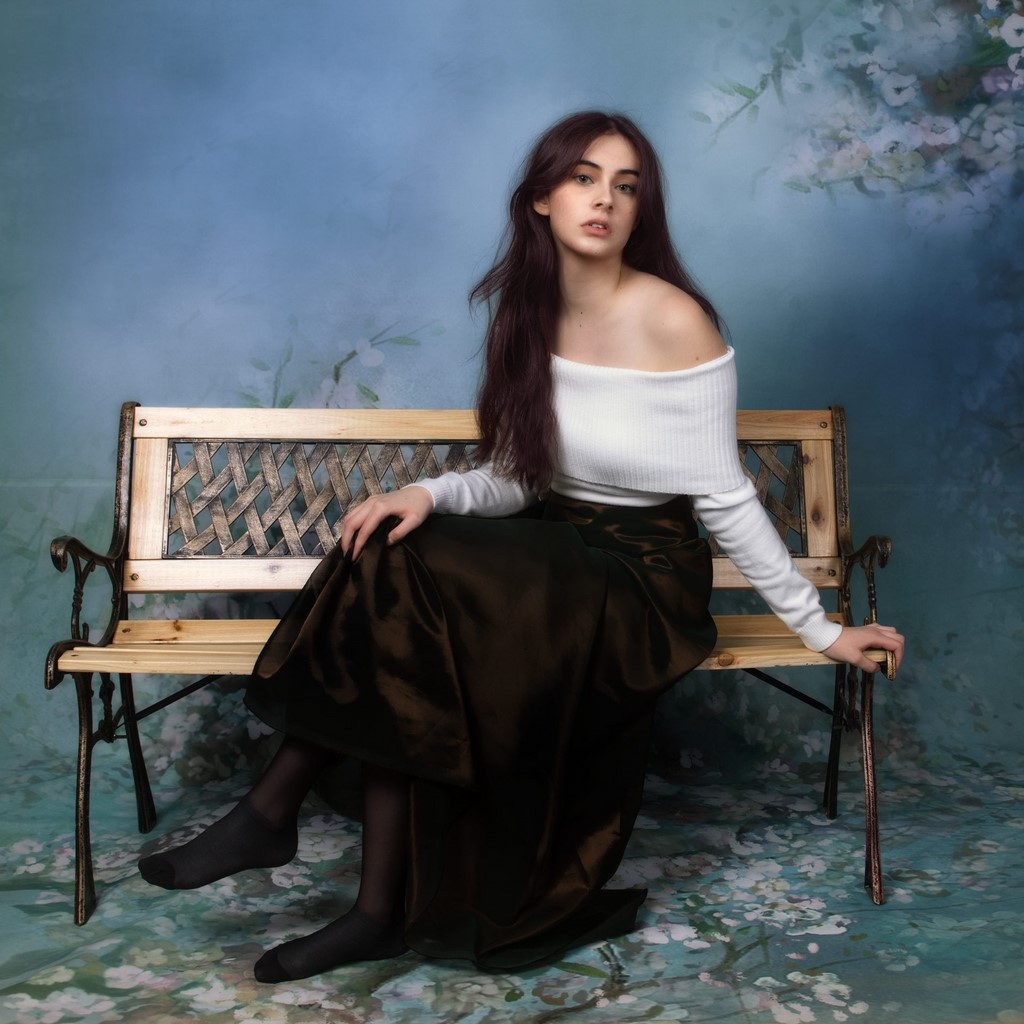 Jeune fille assise sur un banc photokinart