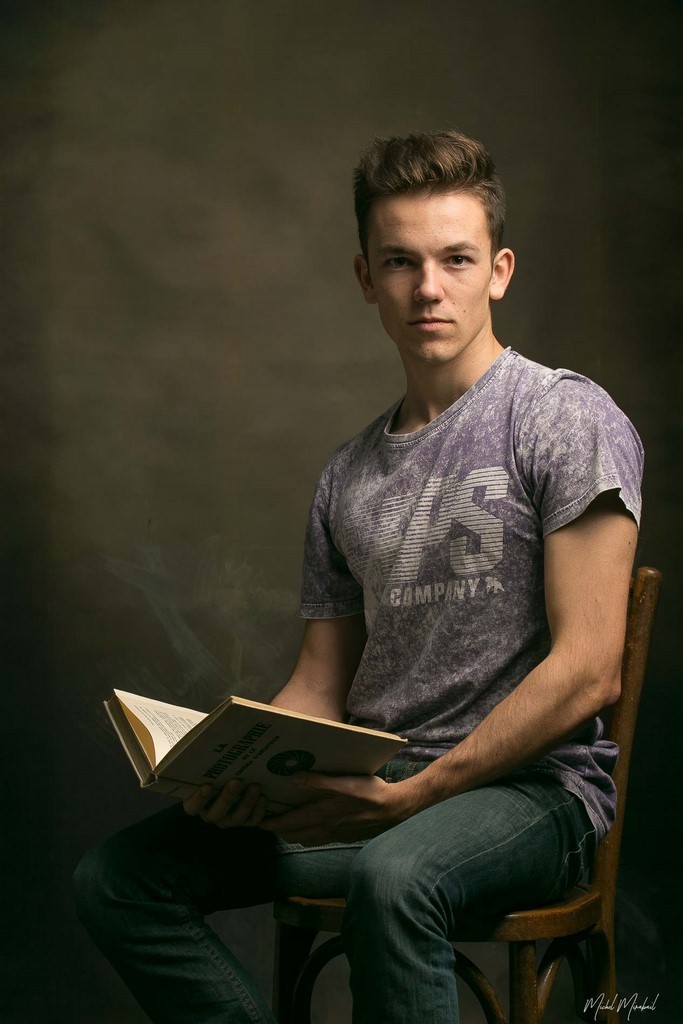 Garcon assis avec un livre Portrait réalisé par Photokinart