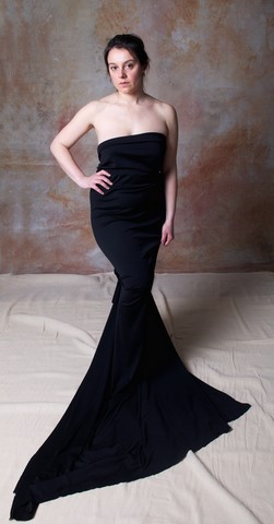 femme en robe noire photokinart