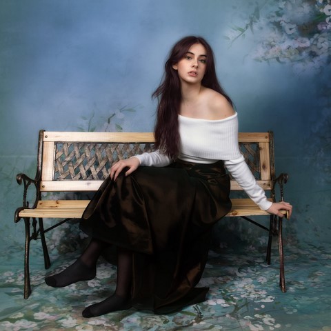 Jeune fille assise sur un banc photokinart