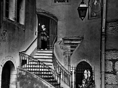 La dame en haut de l'escalier photokinart